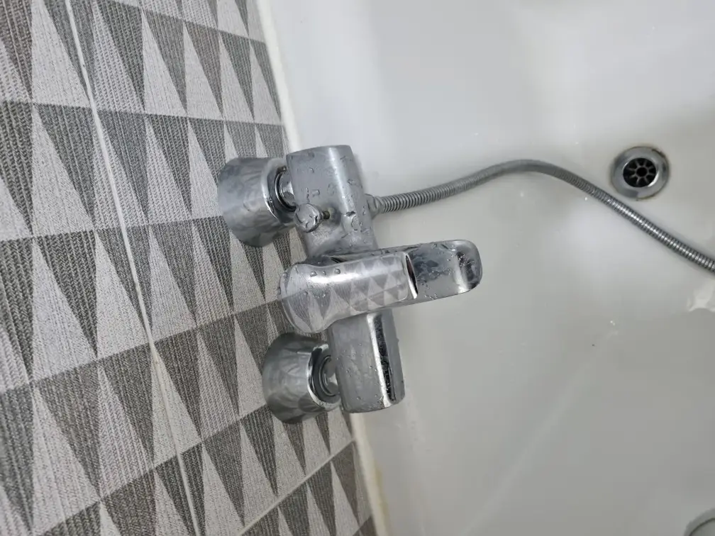 욕조 샤워기 교체 방법과 수압·누수 체크포인트